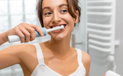 5 běžných zvyků, které poškozují vaše dásně